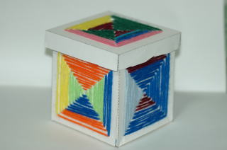 モンテッソーリ教育　箱の５面に縫い刺しをした作品の写真